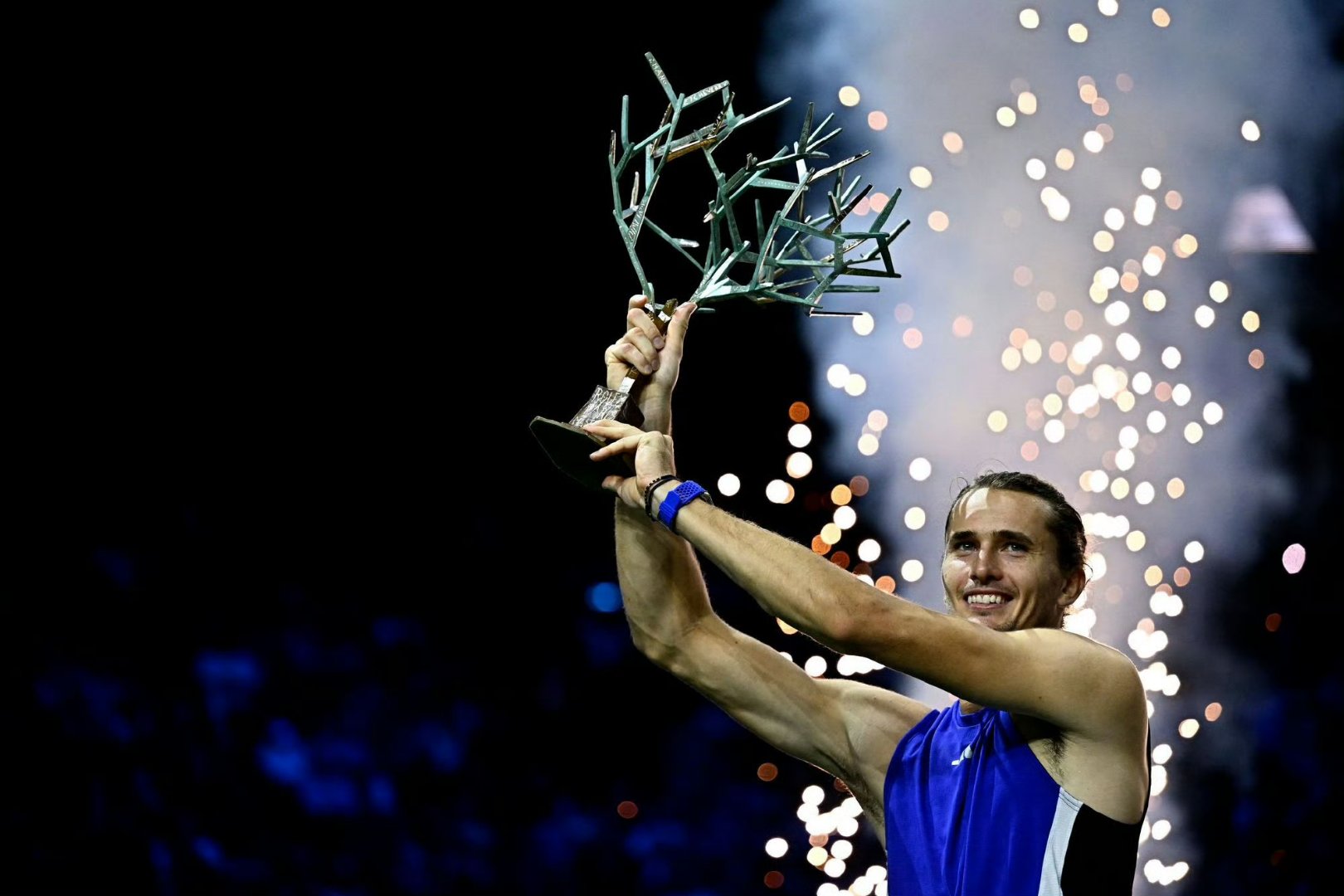 关于西班牙网球队力克世界网球队，兹维列夫制霸全场的信息